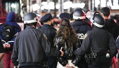 Policía de Nueva York recupera control de edificio universitario de Columbia y detiene a estudiantes