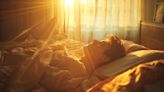 Luz brillante y sueño, el camino hacia un menor riesgo de depresión, según la ciencia