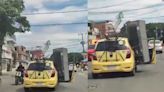 Con la puerta abierta y amarradas con cuerdas: video viral de taxista que logró trastear una nevera y varias sillas en Medellín