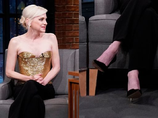 Anna Faris Shows How Black Pumps Can Complete a Timeless Look on ‘Seth Meyers’