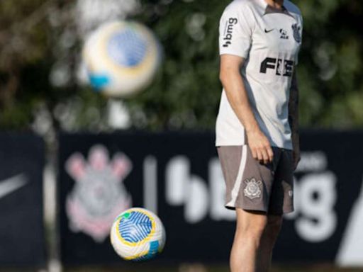 Laruccia ensaia mudança no Corinthians para enfrentar o Vasco