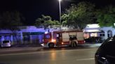 Los bomberos y la Policía Local atajan rápidamente una fuga de gas en un asador de pollos del Arenal de Xàbia