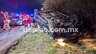 Pierde el control y vuelca en camioneta Tahoe rumbo a Aldama