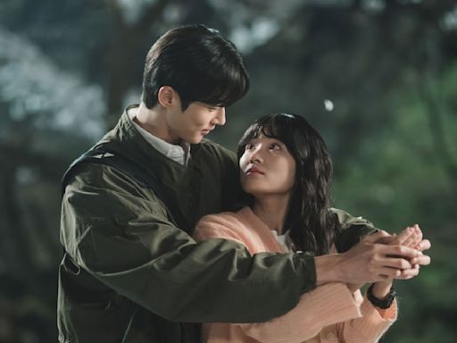 Byeon Woo Seok and Kim Hye Yoon's Lovely Runner is first K-drama script book to become bestseller