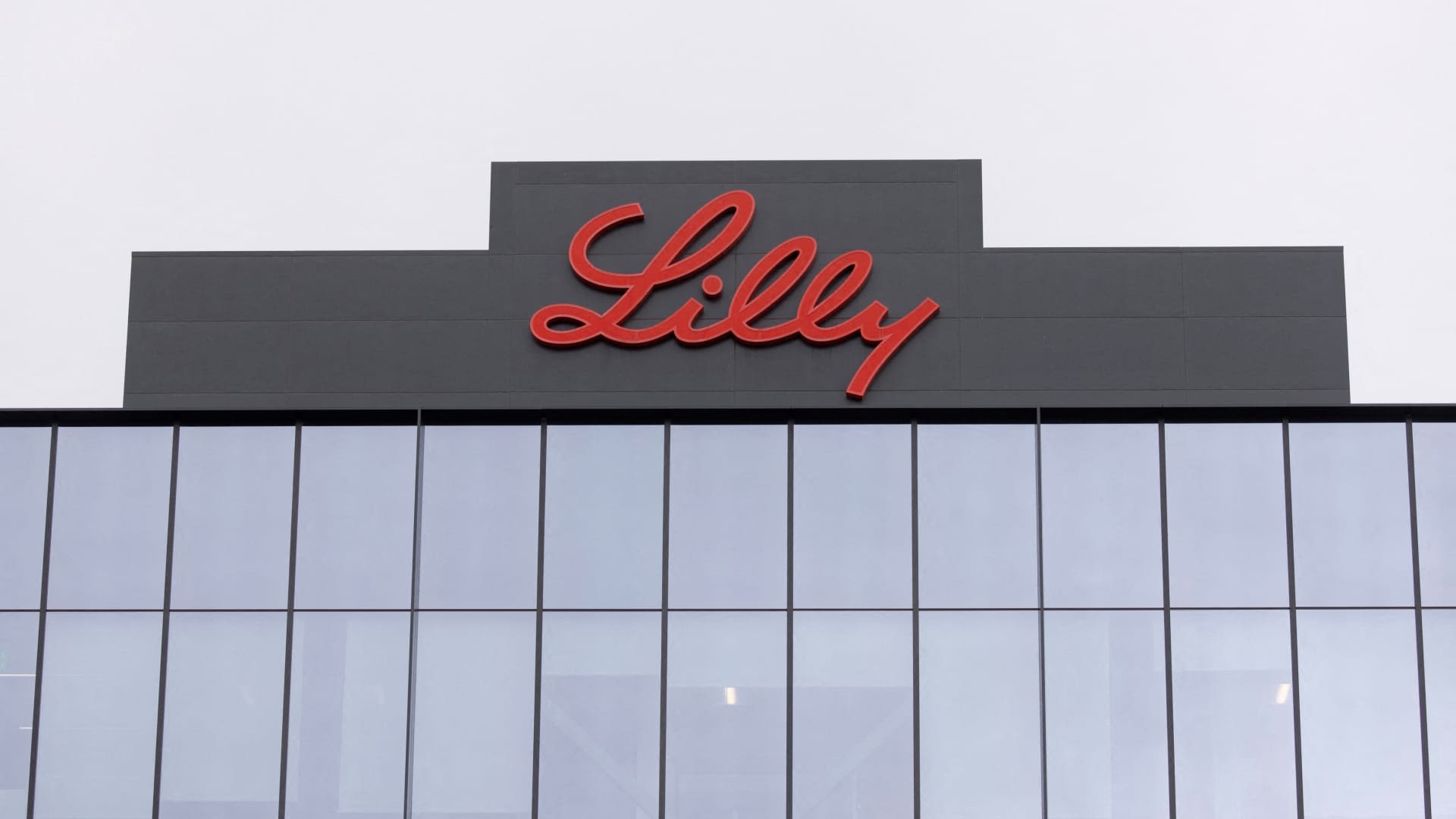 Eli Lilly hits an all-time high. Wall Street handicaps Monday's key Alzheimer's drug meeting