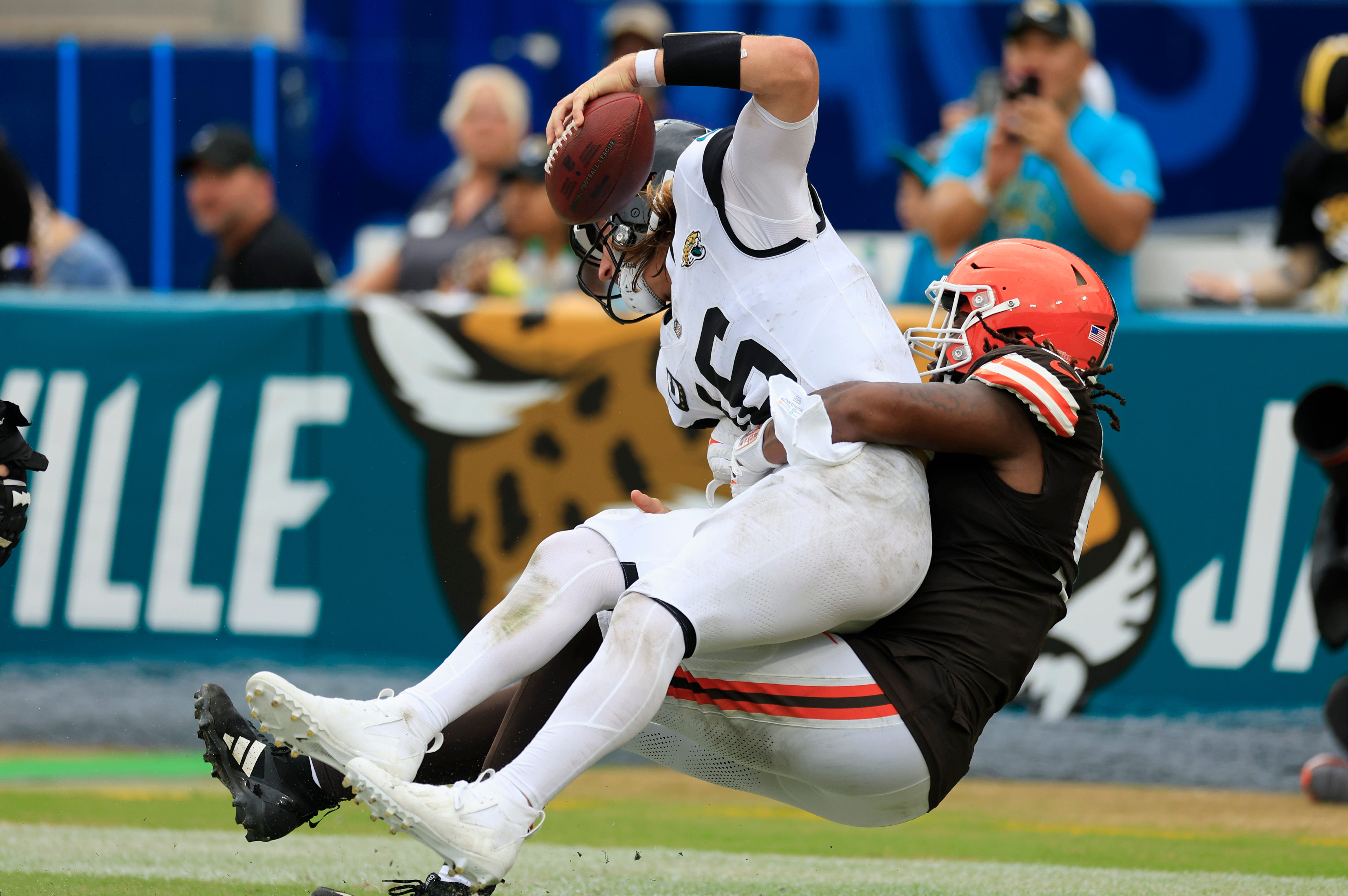 Alex Wright comes up big vs. Jaguars to help as Myles Garrett deals with foot injury