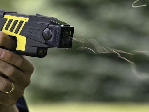 Como las policías de Finlandia y Canadá: Gore de Santiago comprará pistolas Taser para gendarmes de la Cárcel de Alta Seguridad - La Tercera