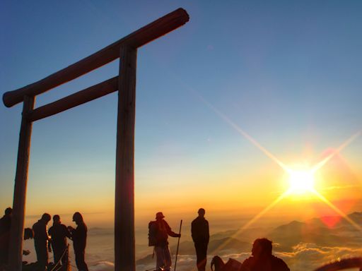 走跳世界／專業嚮導醫師隨團 登頂富士山實現人生夢想