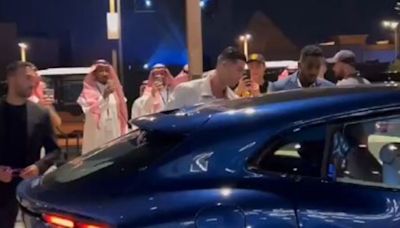 Cristiano Ronaldo llega a una velada de boxeo en Arabia Saudí en uno de los SUV más potentes del mercado