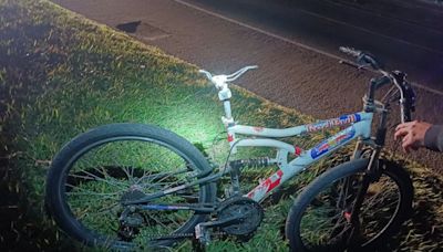 Veículo bate em bicicleta na Via Dutra, em Resende, e foge | Resende- Rio de Janeiro | O Dia