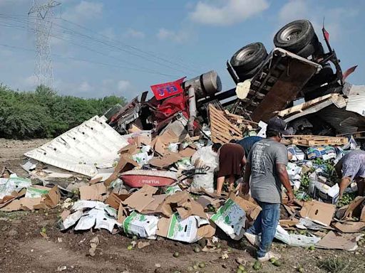 FOTOS: Aprovechan muerte de chofer para hacer rapiña de limones en Tamaulipas