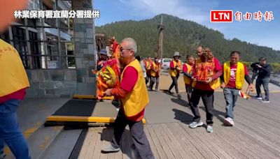 太平山迎媽祖前進2千公尺山區 蹦蹦車停駛半天載媽祖遶境(林業保育署宜蘭分署提供） - 自由電子報影音頻道