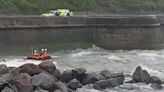 VIDEO: Rescatan a hombre que habría saltado al mar a salvar a su perro