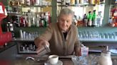 Tiene 99 años, es la barista más longeva de Italia y reveló su secreto para alcanzar su edad en plenitud