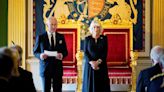 Féretro de reina Isabel llega al Palacio de Buckingham, una multitud hace fila en Londres