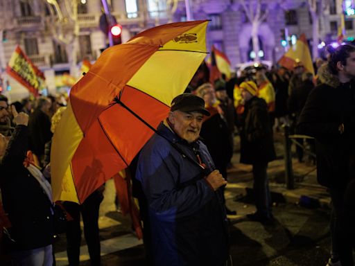 Decenas de personas se congregan en Ferraz para protestar contra Pedro Sánchez y pedir su dimisión