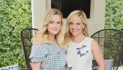 Reese Witherspoon Poses With Jennifer Garner, Camila Alves and Look-Alike Daughter Ava Phillippe!