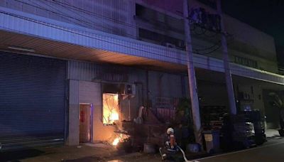 台中凌晨工廠火警竄火舌 50多名消防人員急搶救