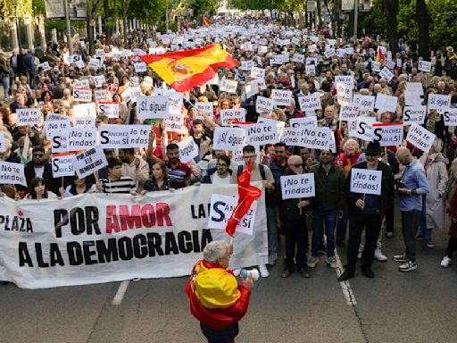 ‘Por amor a la democracia’: Marchan para que Sánchez no deje el gobierno de España tras acusaciones