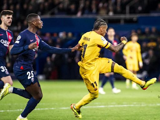 Raphinha acaricia el premio de la UEFA a mejor gol de la Champions que gana Valverde