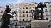 Polémica en Madrid: instalaron una estatua del rey Juan Carlos que apunta con un rifle a la escultura del Oso y el Madroño
