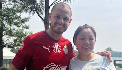 Chivas: ¡Cumplió su sueño! Mujer viajó desde Hong Kong para conocer a 'Chicharito' Hernández