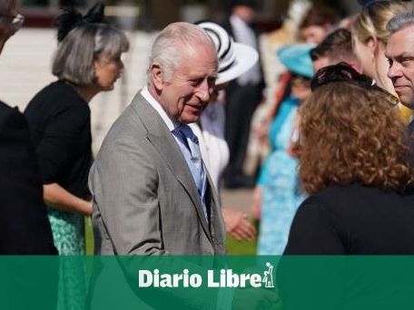 Carlos III asiste sonriente a una fiesta en los jardines del palacio de Bukingham