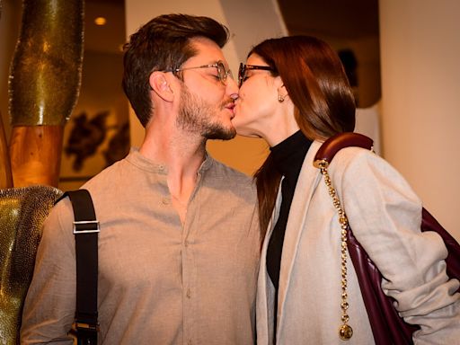 Camila Queiroz e Klebber Toledo trocam beijos durante abertura de exposição em São Paulo