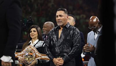 Óscar de la Hoya advierte a Canelo a pesar de derrota de Munguía