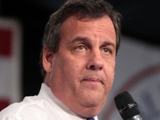 Trump gives back-handed defense of ex-NJ gov: 'Chris Christie is not fat!'