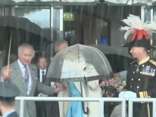 英王室出訪遇暴雨！卡蜜拉「手臂被外套卡住」 查爾斯見這幕怒了