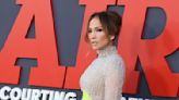 Jennifer Lopez muestra sus piernas con un elegante vestido azul transparente ¡y sin faja!