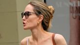 Angelina Jolie tem dia de compras acompanhada de caçula Vivienne Jolie-Pitt; foto
