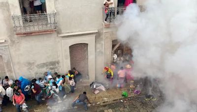 Accidente con pirotecnia empaña desfile en la Guelaguetza; hay 7 heridos