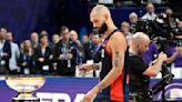 Equipe de France de basket: Evan Fournier pète un câble en prenant un adversaire à la gorge et se fait expulser