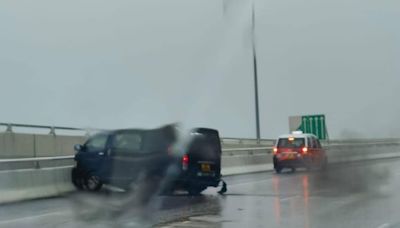 黃雨下大嶼山客貨車自炒 撞壆橫亘行車線