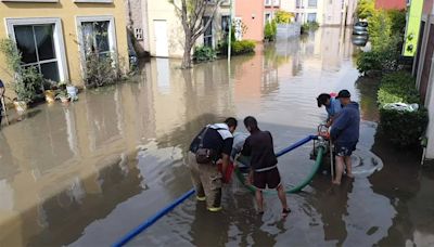 Vecinos en Chicoloapan, Edomex llevan más de 24 horas atrapados en sus casas inundadas