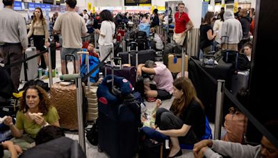 Which airports and airlines have been affected by the outages?
