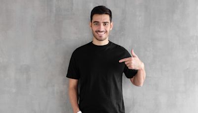 Las camisetas negras que serán tu mejor carta para vestir: paquete de 4 en oferta