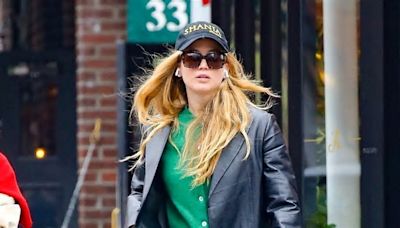 Jennifer Lawrence, pantaloni adidas e giacca per il look casual layered