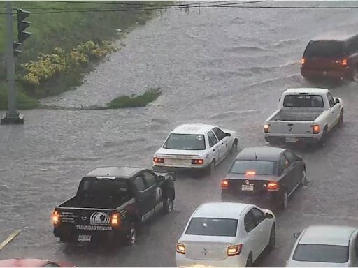 Lluvia ocasiona encharcamientos en vialidades principales de Toluca, Estado de México