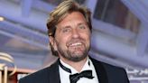 Swedish writer-director Ruben Östlund (‘Triangle of Sadness’) and his costar Woody Harrelson have a blast doing a virtual Q&A [WATCH]