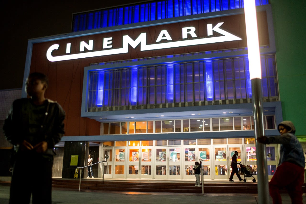 Man sues Cinemark over alleged ‘deceptive’ drink sizes