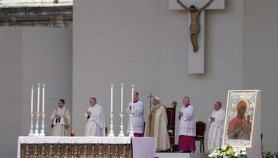 Giubileo, Papa Francesco consegna a San Pietro la Bolla di indizione