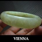 《A貨翡翠》【VIENNA】《手圍19/15mm版寬》緬甸玉/冰種蜜綠花撒金粉/玉鐲/手鐲/L+/801