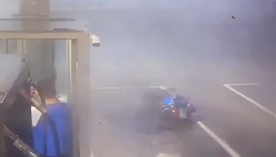 高雄狂風暴雨 茄萣機車被吹倒、貨櫃屋位移