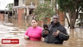 Inundações no Rio Grande do Sul: casal enfrenta água gelada até o peito para ver o que sobrou de casa alagada