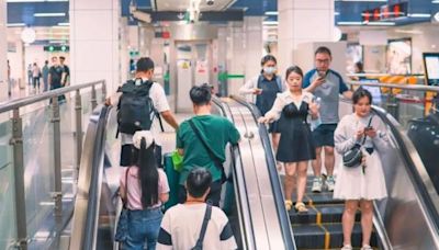 內地網民建議電梯｢左行右立｣遭地鐵拒絕 多地因安全隱患已不提倡
