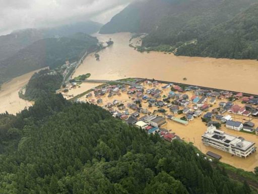 日本山形破紀錄大雨！河川氾濫民宅泡水 2警救人遭沖走生死未卜│TVBS新聞網