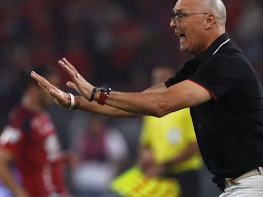 El enfado del DT de Independiente Medellín con la hinchada tras clasificar a los octavos de final de la Copa Sudamericana